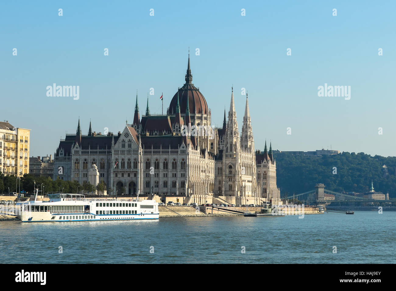 Ungarischen Parlamentsgebäude, Kreuzfahrtschiff am Ufer der Donau, Budapest Stockfoto