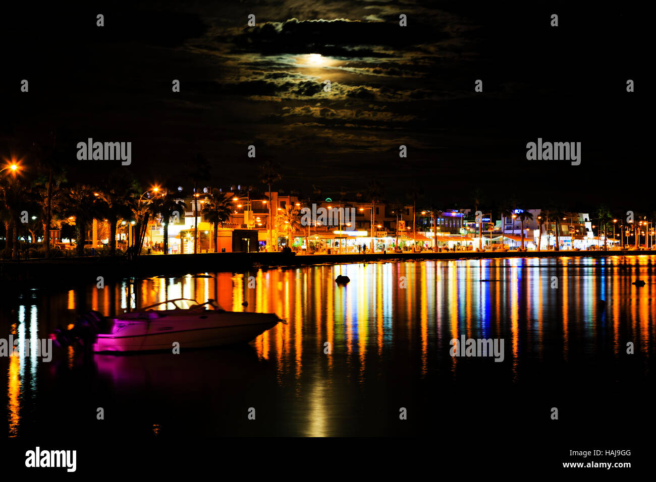 Nacht mit der upermoon' steigende über Hafen von Paphos, Zypern Stockfoto