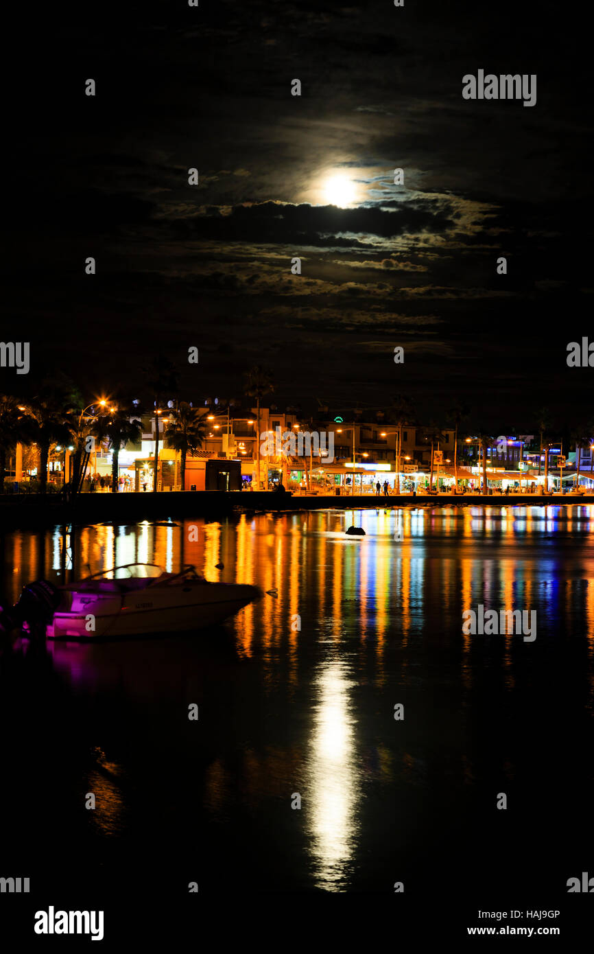 Nachtzeit mit "Supermon" über Hafen Pafos Stockfoto