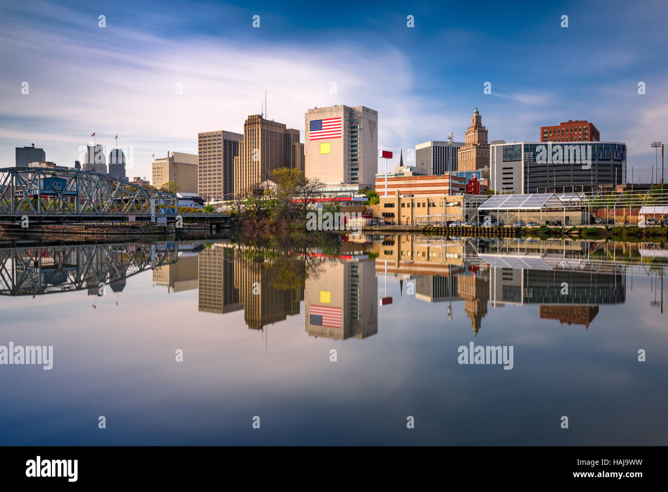 Newark, New Jersey, USA Skyline auf der Passaic River. Stockfoto