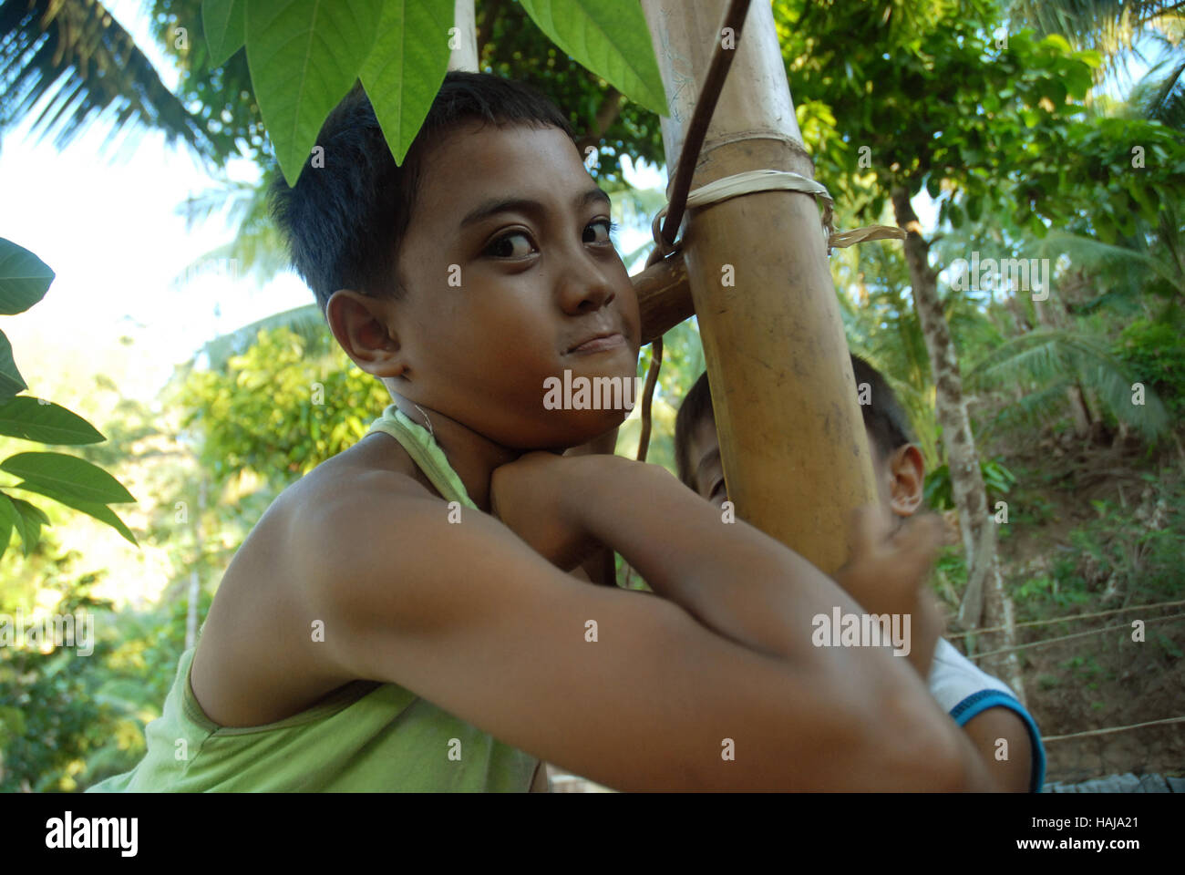 Zwei jungen im Dschungel, Lawigan, San, Joaquin, Iloilo, Philippinen. Stockfoto