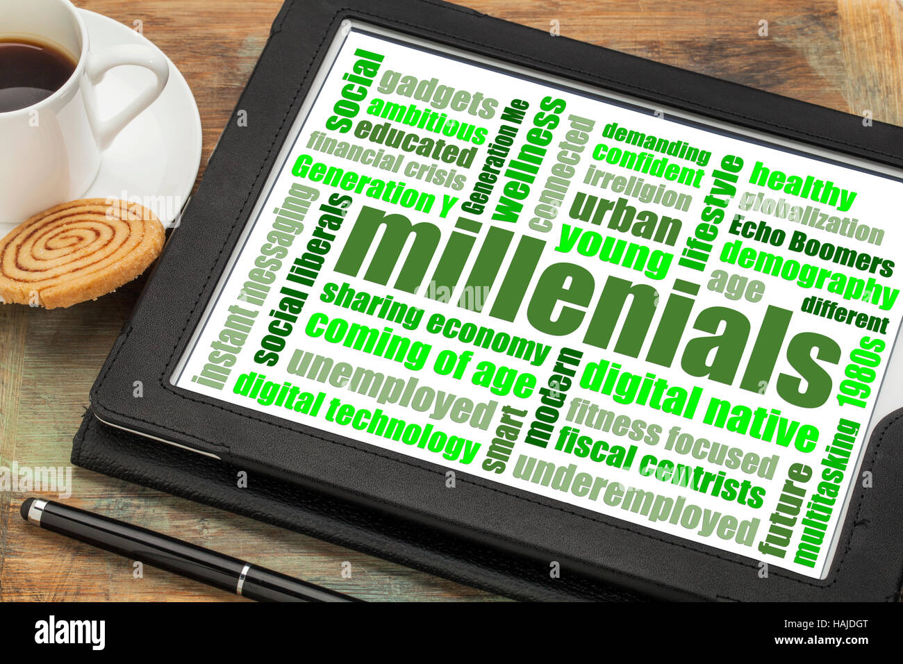 Millenials Wortwolke auf digitale Tablett mit einer Tasse Kaffee Stockfoto