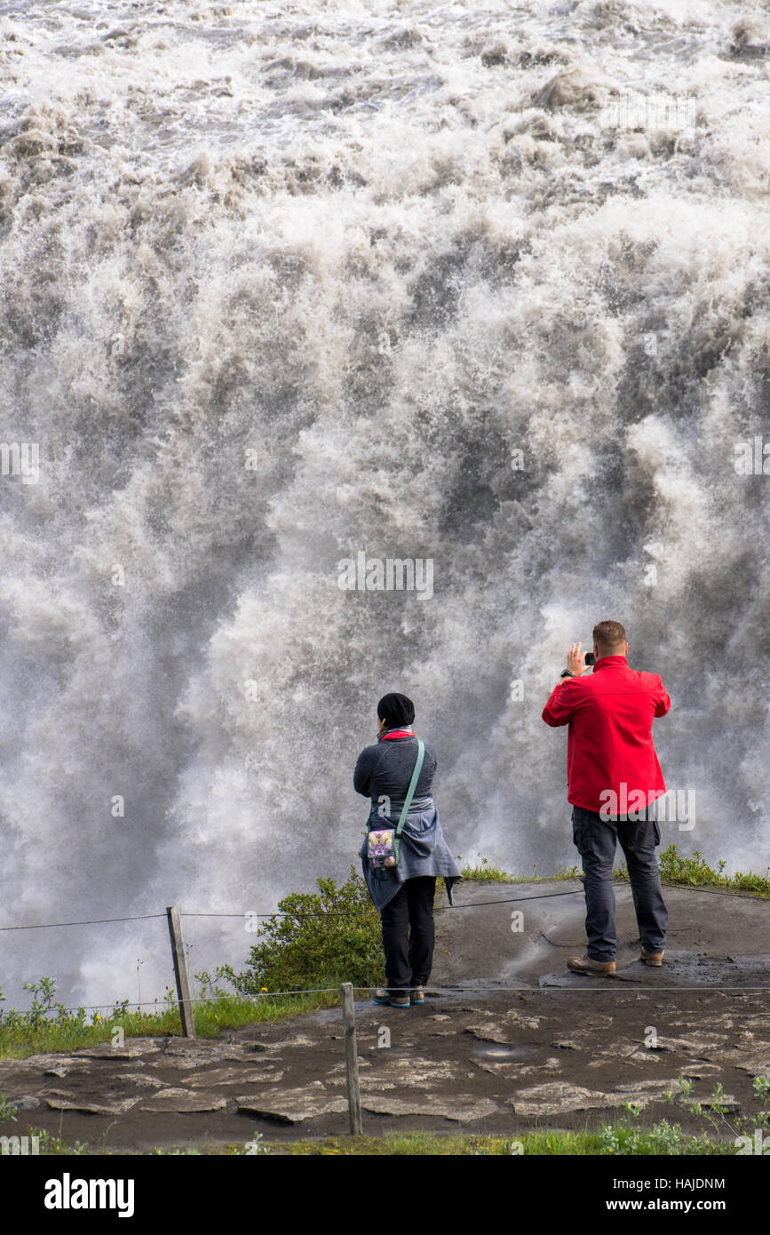 Dettifoss-Wasserfall mit Touristen in Island Stockfoto