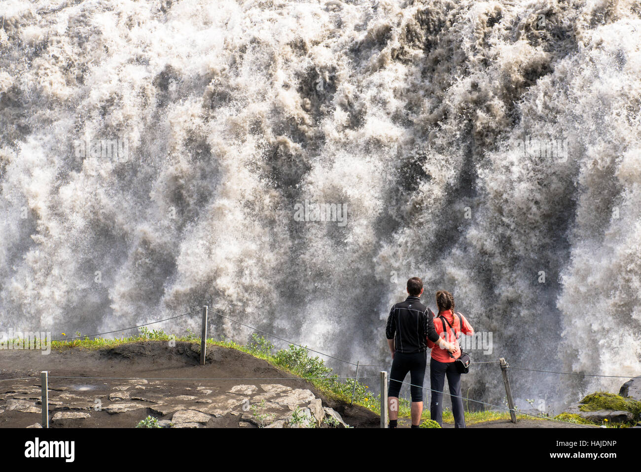 Dettifoss-Wasserfall mit Touristen in Island Stockfoto