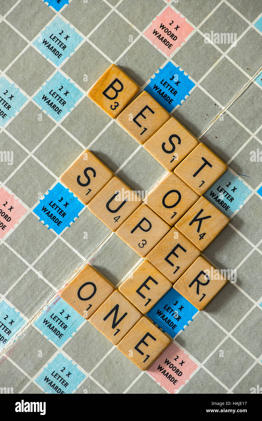 positive Worte an Scrabble-Brett Stockfoto