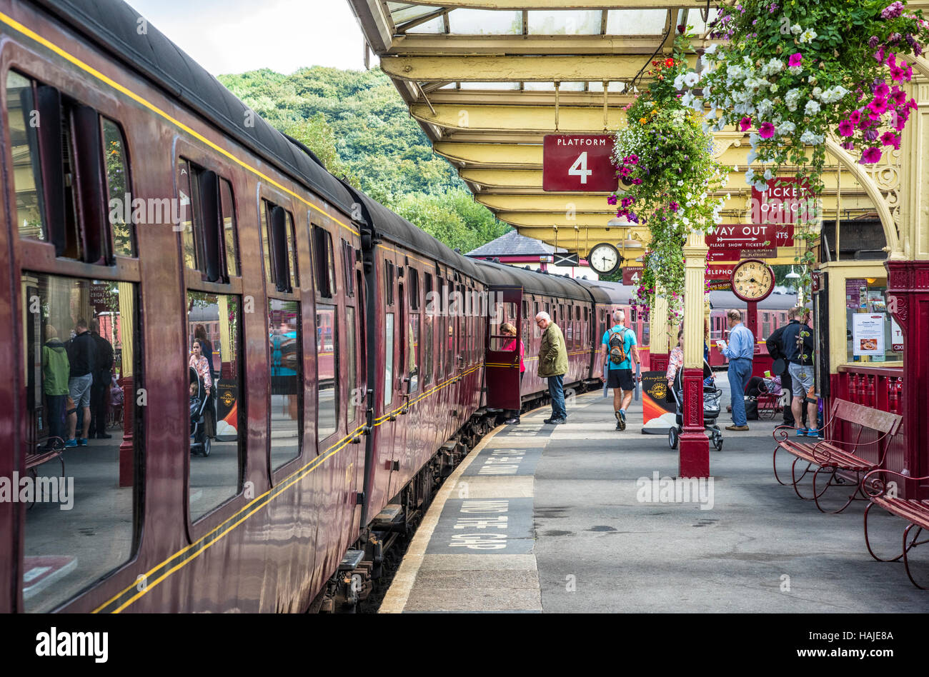 Dampfzug im Bahnhof Keighley, Bestandteil der Keighley und Wert Valley Railway, Keighley, Yorkshire, Großbritannien Stockfoto