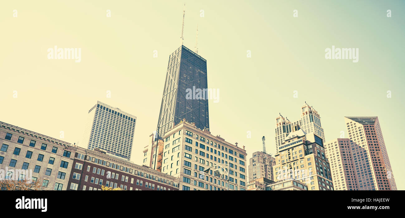 Retro-stilisierte Foto von Chicago downtown Skyline der Stadt gegen Sonne, USA. Stockfoto