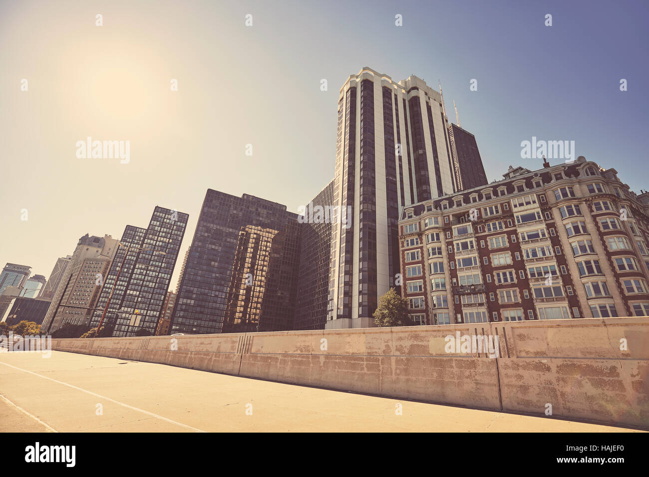 Retro-getönten Foto von Chicago City Innenstadt gegen die Sonne, USA. Stockfoto