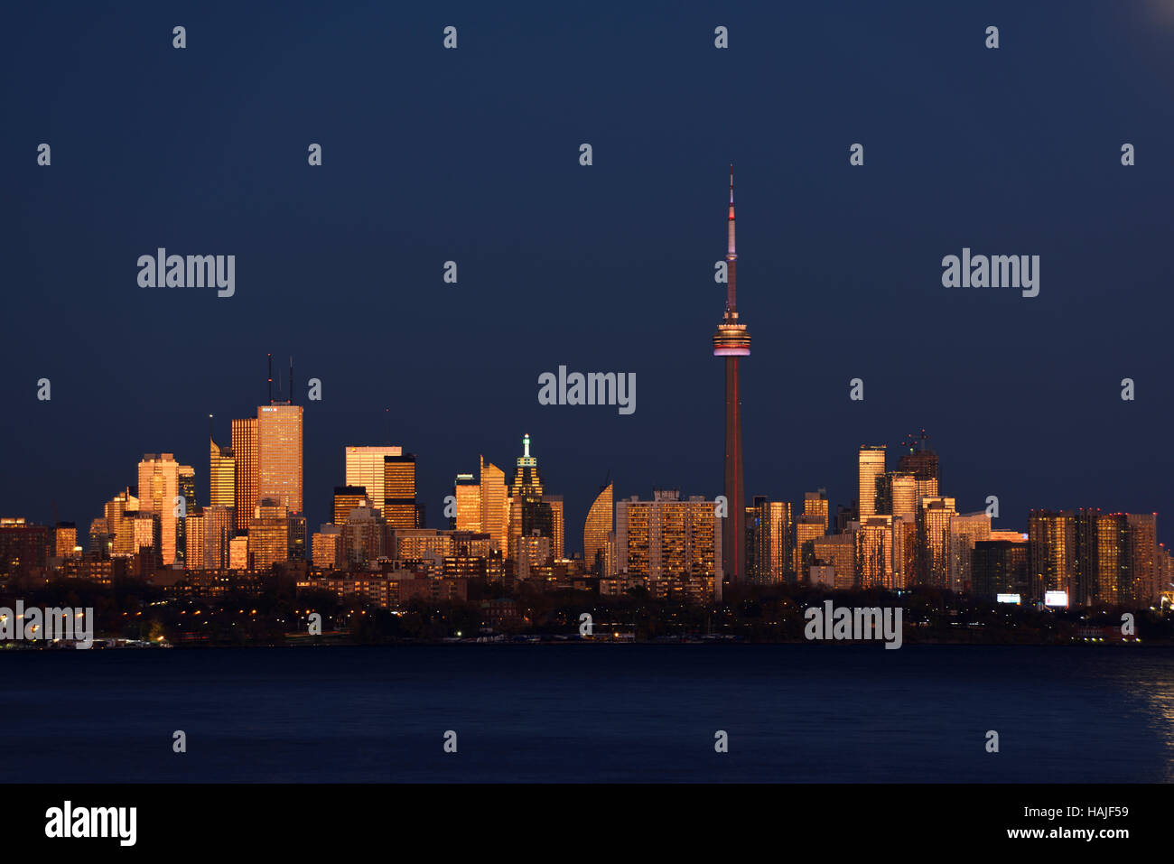 Rotes Leuchten auf Toronto Stadtbild in der Dämmerung nach super Mondaufgang Stockfoto
