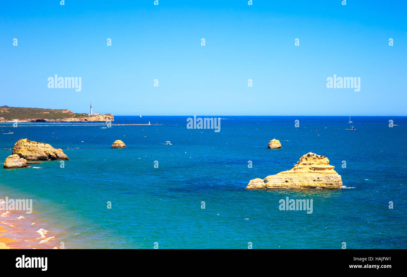 Strand und Felsen Bildung bekannt als Praia da Rocha im Reiseland Portimao. Algarve, Portugal, Europa. Stockfoto