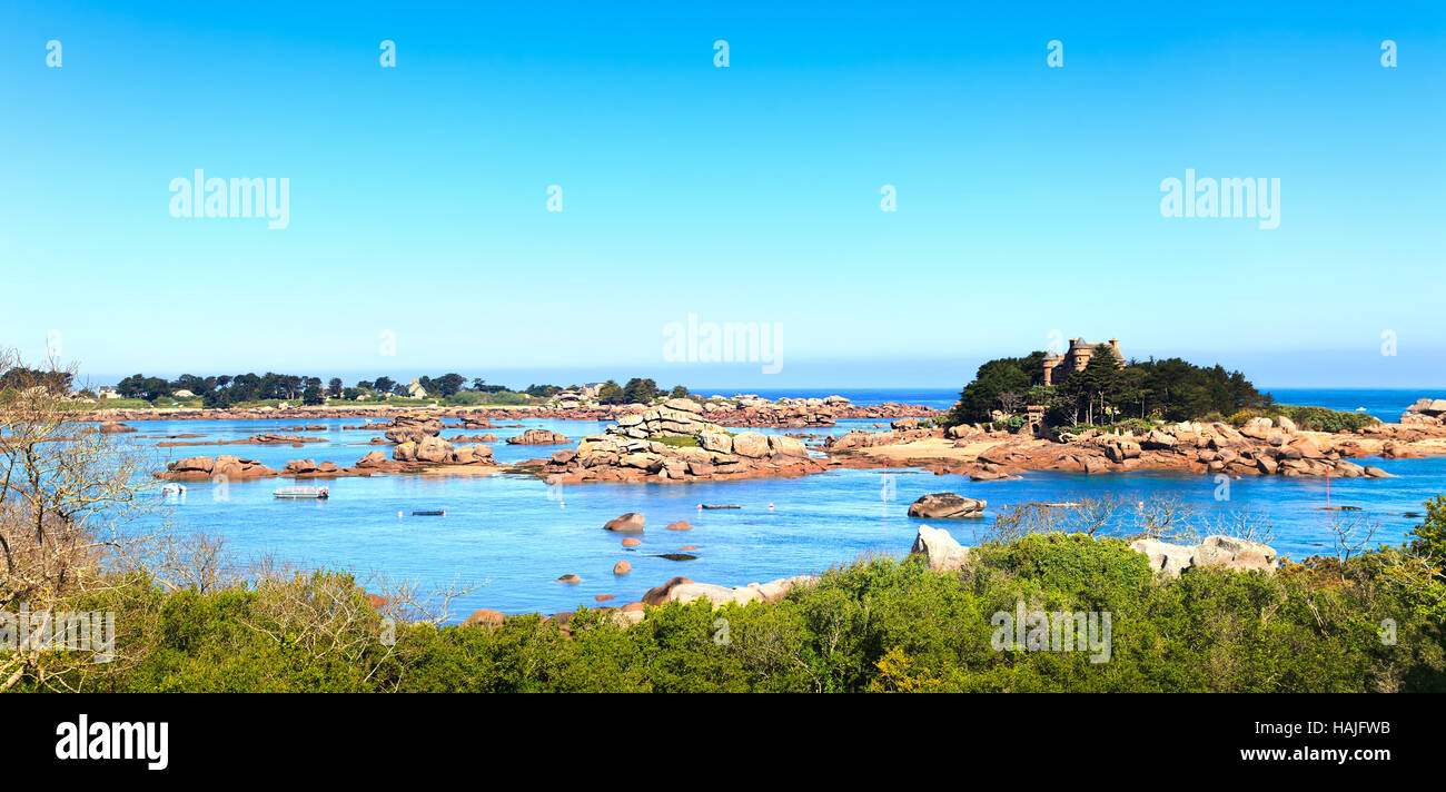 Ploumanach, Felsen und Bay Strand morgen. Rosa Granit Küste, Perros Guirec, Bretagne, Frankreich. Stockfoto
