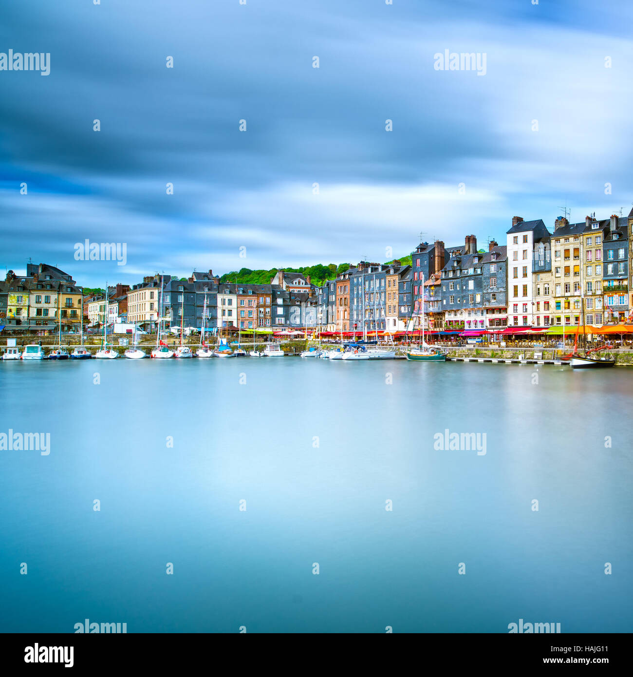 Honfleur berühmte Dorf Hafen Skyline und Wasser Reflexion. Normandie, Frankreich, Europa. Langzeitbelichtung. Stockfoto