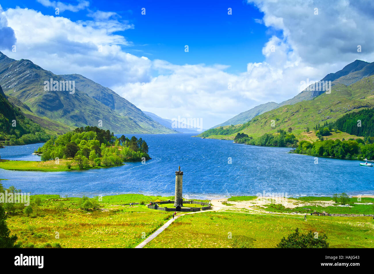 Glenfinnan Monument und Loch Shiel Frühling Seenlandschaft. Lochaber, Highlands von Schottland, Vereinigtes Königreich, Europa Stockfoto