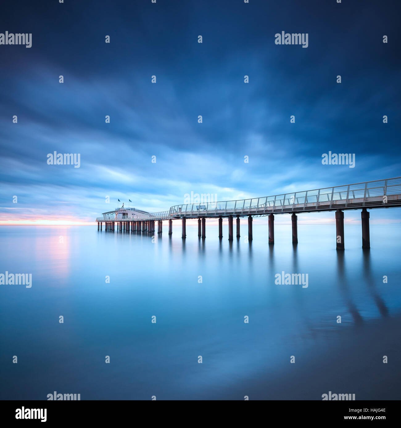 Moderne Stahl-Pier in eine kalte Atmosphäre Langzeitbelichtung Fotografie in Lido Camaiore, Versilia, Toskana, Italien, Europa Stockfoto