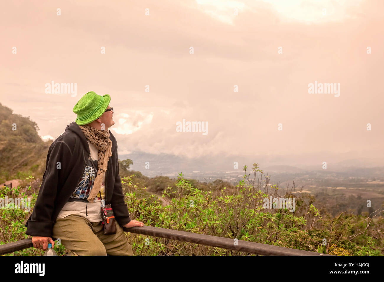 Cotacahi, Laguna Cuicocha, Ecuador, 11. September 2016, Frau touristischen Blick auf Ferne Anden Kordilleren, genießen Landschaft, Südamerika Stockfoto