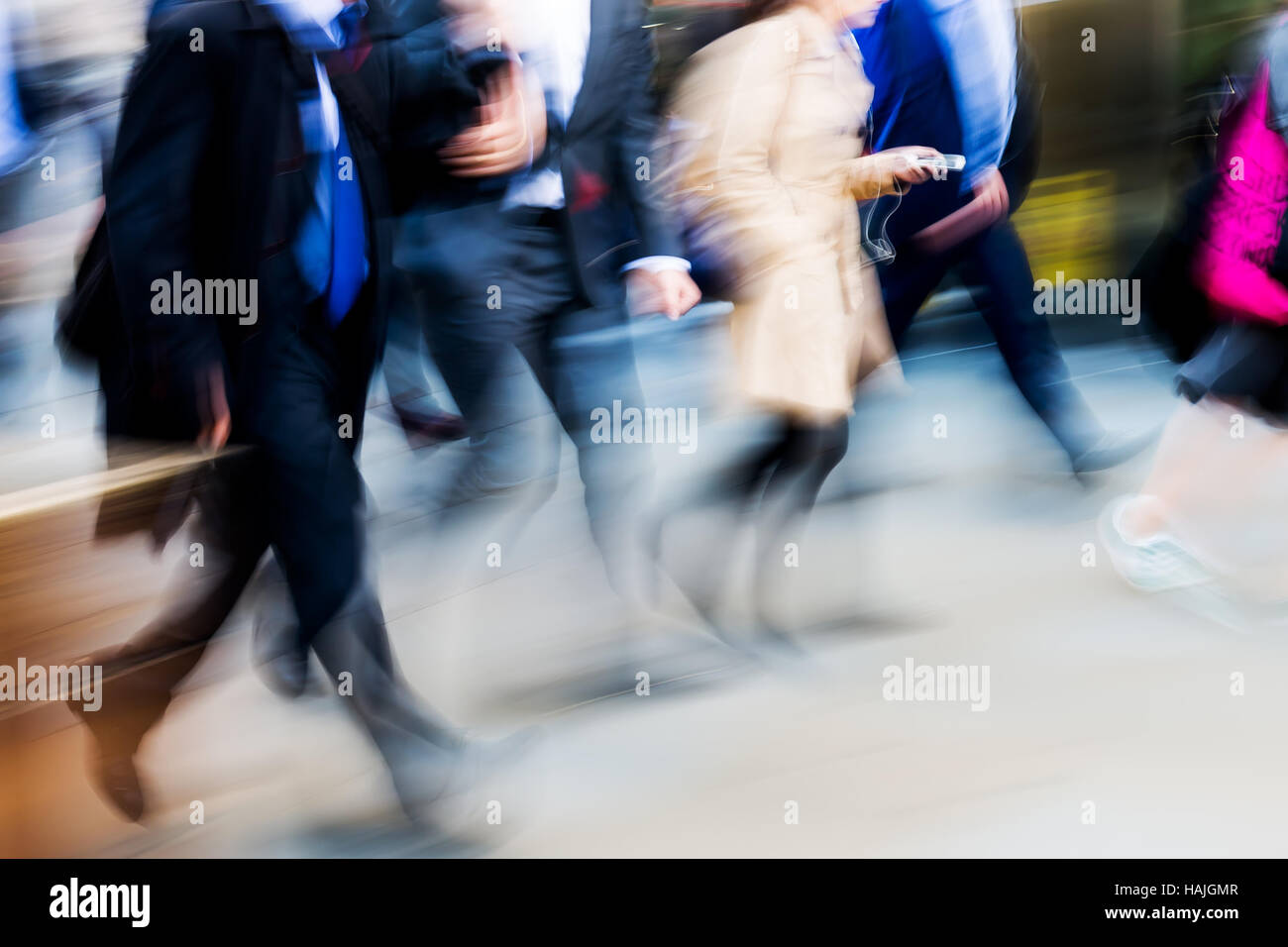 Menschenmenge zu Fuß in der Stadt in Motion blur Stockfoto