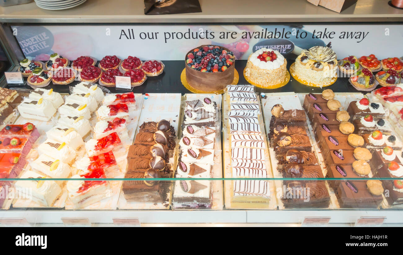 Schaufenster der Kuchen im Café Patisserie Valerie in Middlesbrough November 2016 Stockfoto
