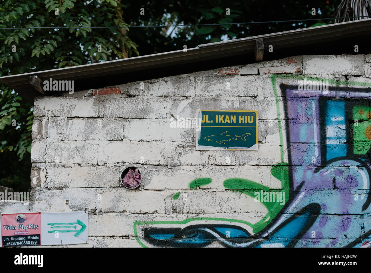 Shark Street - A Straßenschild auf Gili Trawangan, wo alle Straßen nach Leben im Ozean benannt sind und die Schilder zeigen das Bild. Stockfoto