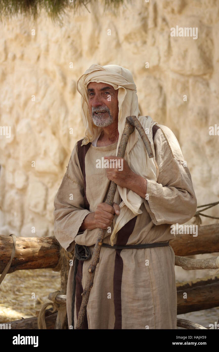 Ein Schauspieler porträtiert einen ersten Jahrhundert Hirte im Nazareth Village Freilichtmuseum in Nazareth, Israel. Stockfoto
