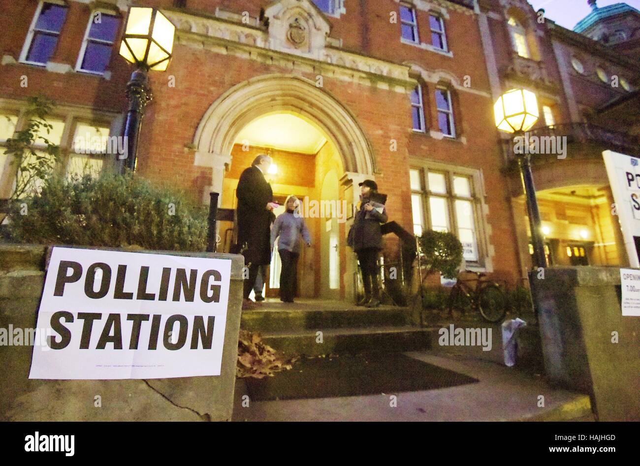 Aktivität vor einem Wahllokal in Richmond, Süd-west-London für eine Nachwahl, wo ehemalige konservative Zac Goldsmith aus Liberaldemokraten Herausforderung zu sehen, wie er kämpft, um den Parlamentssitz zu behalten, die, den er aus Protest über Flughafenausbau beenden, will. Stockfoto