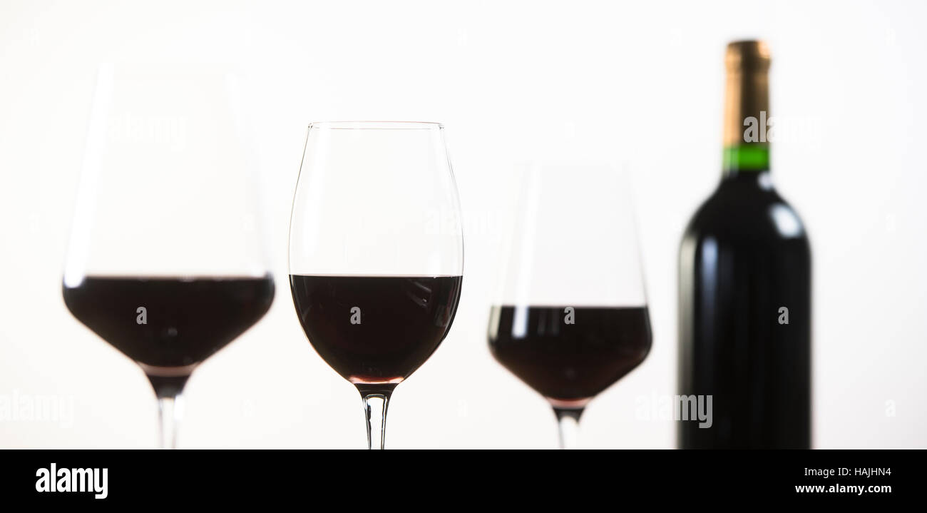 Trinken von Rotwein Flasche und Glas auf weißem Hintergrund Stockfoto