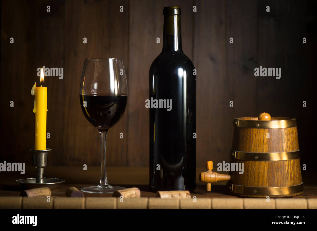 Weinglas aus braunem Hintergrund grüne Flasche überfluten Rotwein Stockfoto