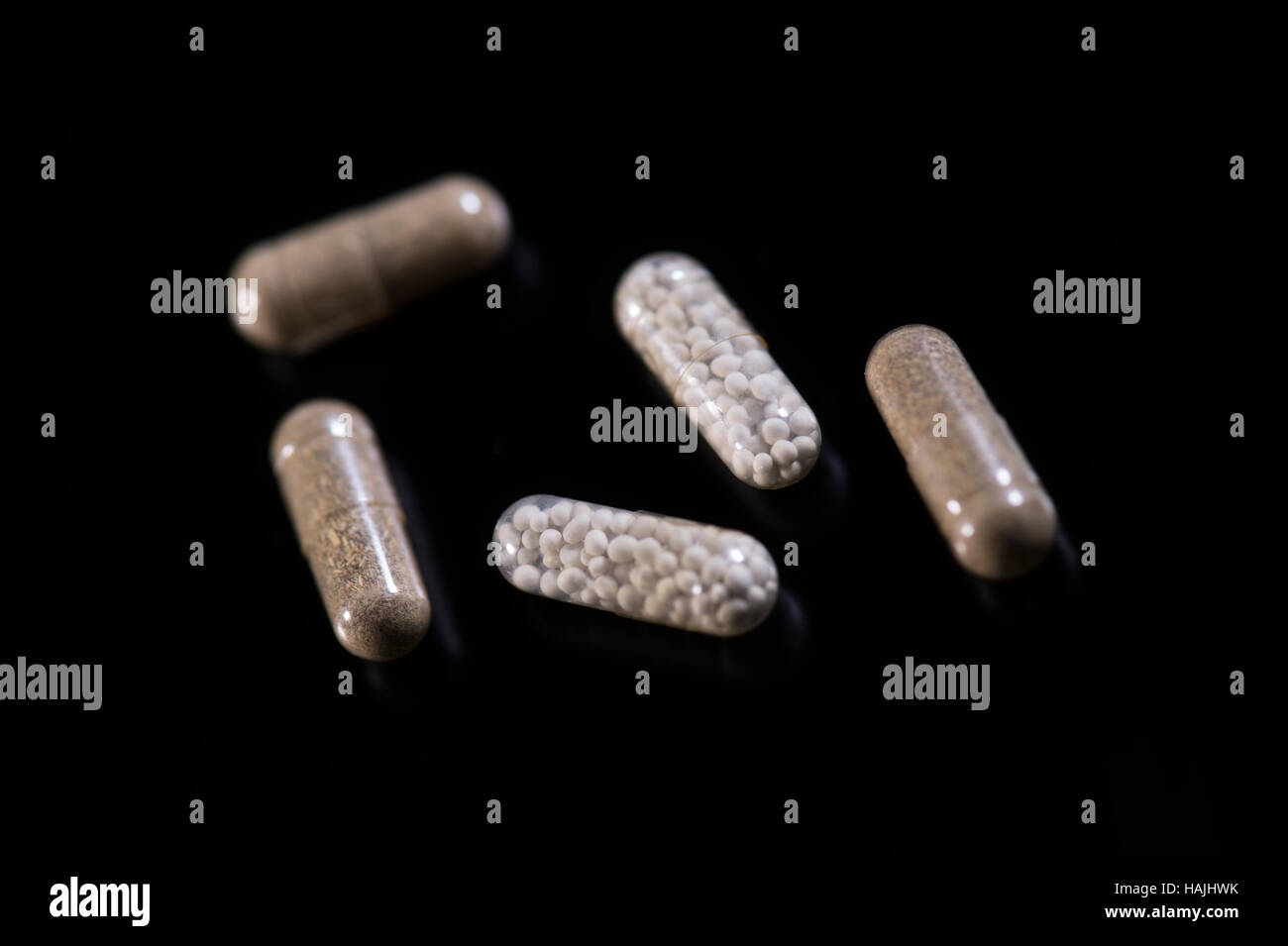 Faser natürlichen Pillen, Phytotherapie auf schwarzem Hintergrund Stockfoto