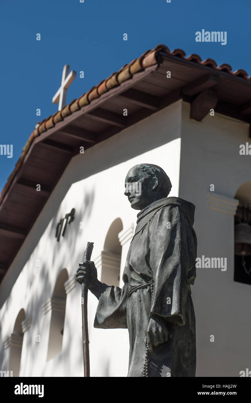 Statue von Pater Junipero Serra vor der Mission San Luis Obispo de Tolosa in San Luis Obispo, Kalifornien, USA. Stockfoto