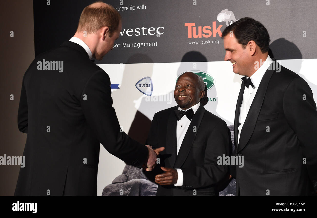 Der Duke of Cambridge (links) trifft Manuel Sacaia (zweiter von rechts) während der Tusk Conservation Awards im Victoria and Albert Museum in London. Stockfoto