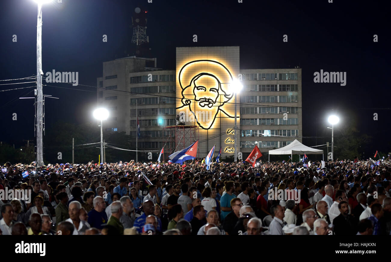 Tausende von Kubaner versammeln sich unter das Wandbild des Comandante Camilo Cienfuegos während einer Gedenkstätte Kundgebung zu Ehren Fidel Castro die Revolution Plaza 29. November 2016 in Havanna, Kuba. Fidel Castro starb 25 November im Alter von 90 Jahren. Stockfoto