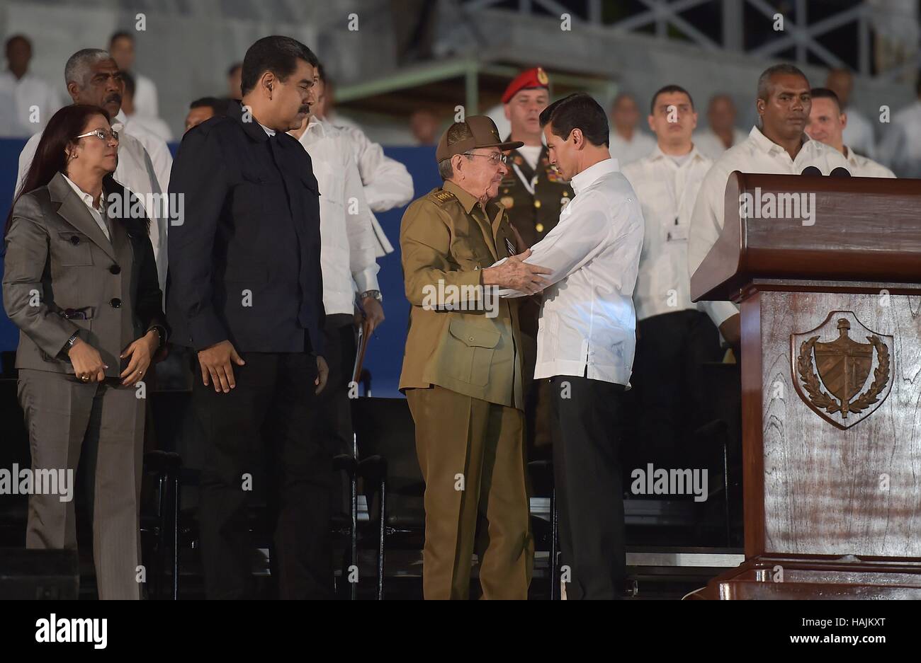 Mexikanische Präsident Enrique Pena Nieto erstreckt sich der venezolanische Präsident Nicolas Maduro während einer Gedenkstätte Kundgebung zu Ehren Fidel Castro die Revolution Plaza 29. November 2016 in Havanna, Kuba blickt auf Kubas Präsident Raul Castro. Fidel Castro starb 25 November im Alter von 90 Jahren. Stockfoto