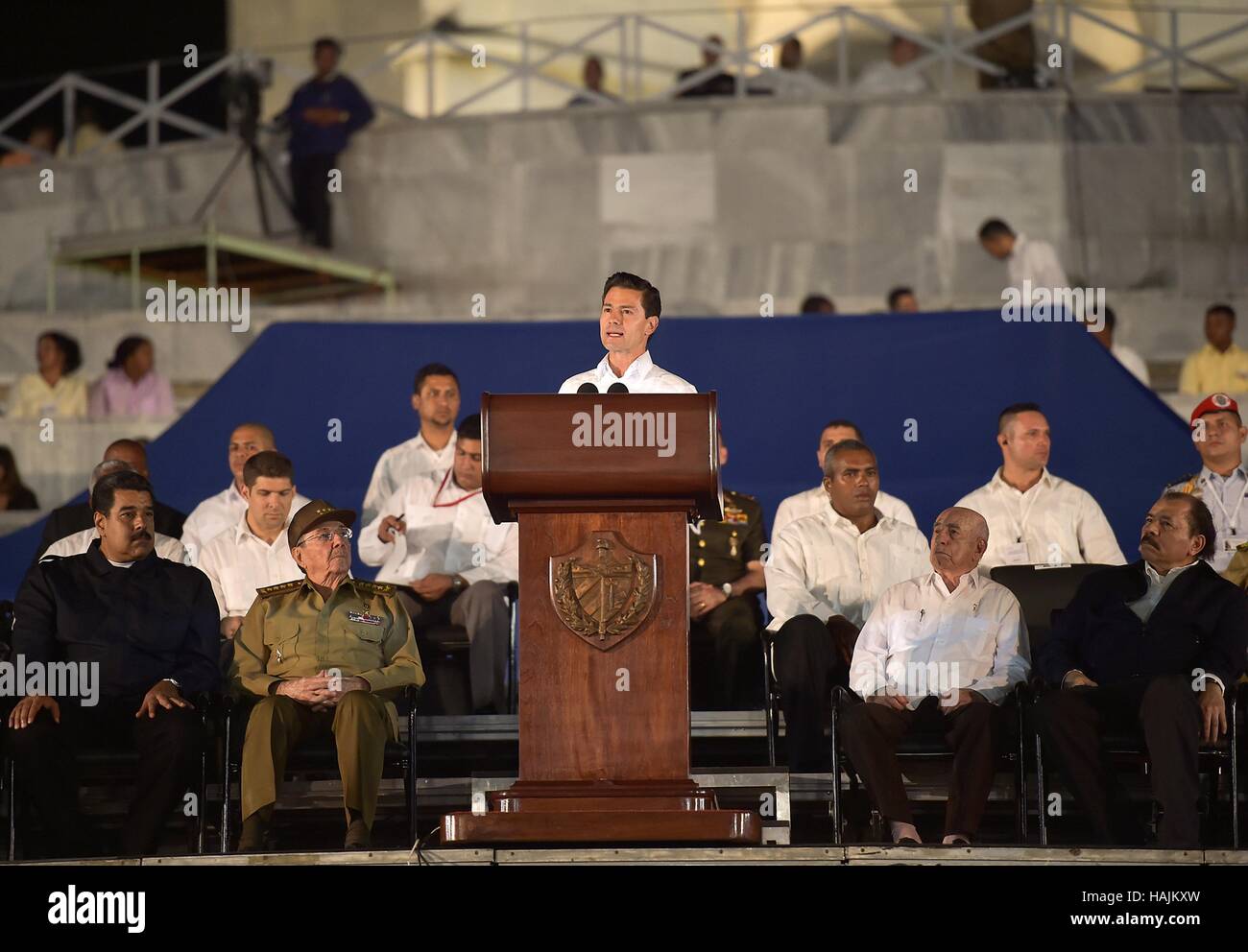 Mexikanische Präsident Enrique Pena Nieto befasst sich eine Gedenkstätte Rallye zu Ehren Fidel Castro als Kubas Präsident Raul Castro die Revolution Plaza 29. November 2016 in Havanna, Kuba anschaut auf. Fidel Castro starb 25 November im Alter von 90 Jahren. Stockfoto