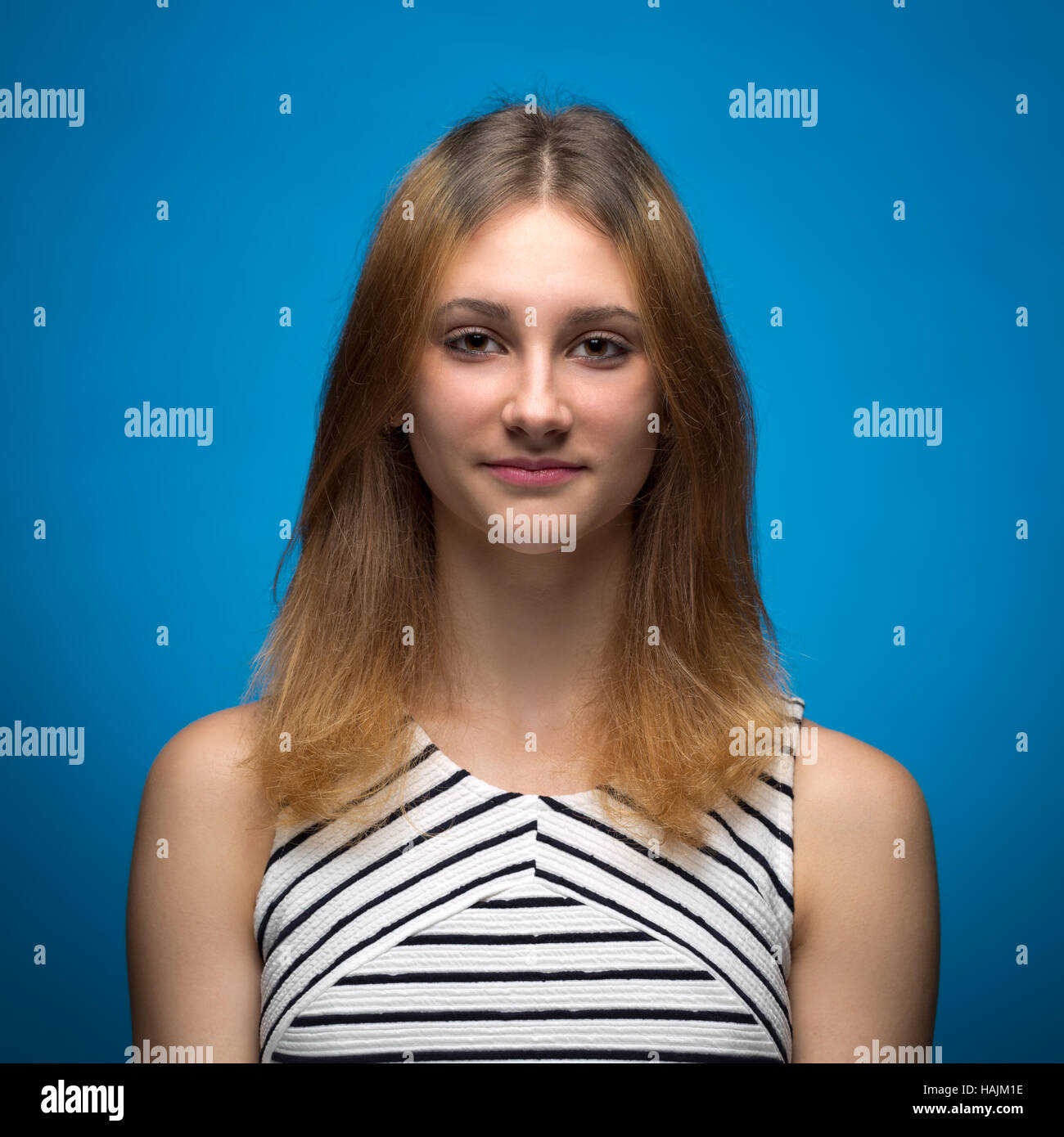 Porträt eines 15-jährigen Mädchens im Studio, zu isolieren, auf blauem Hintergrund Stockfoto