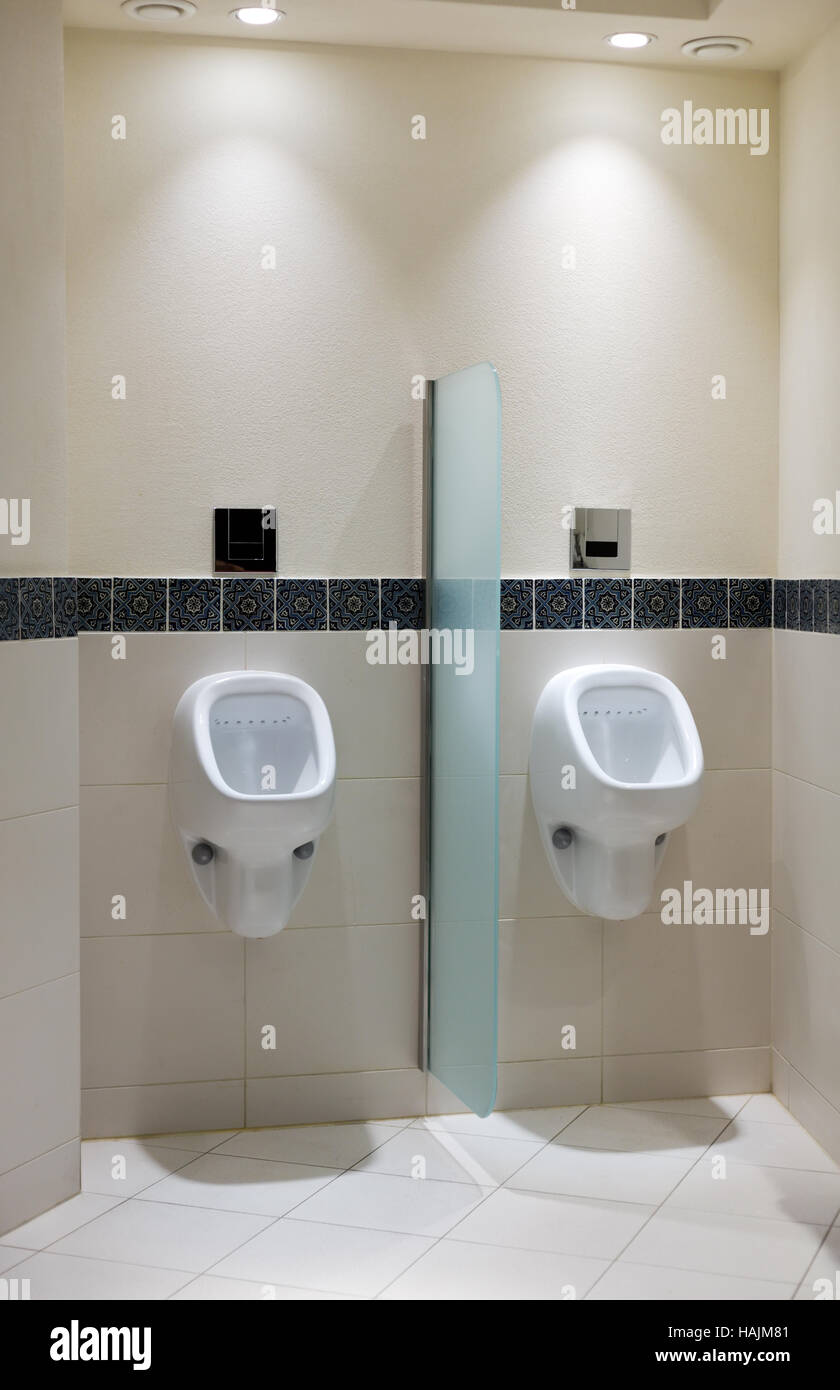 Urinal in Herrentoilette eines Luxushotels Stockfoto