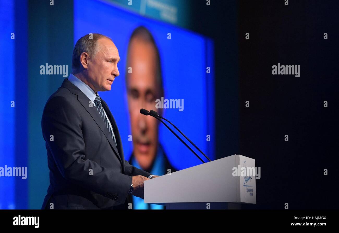 Der russische Präsident Vladimir Putin spricht auf dem jährlichen Primakow Lesungen International Forum 30. November 2016 in Moskau, Russland. Das Forum ist dem Studium Yevgeny Primakovs akademischen und politischen Erbe gewidmet. Stockfoto