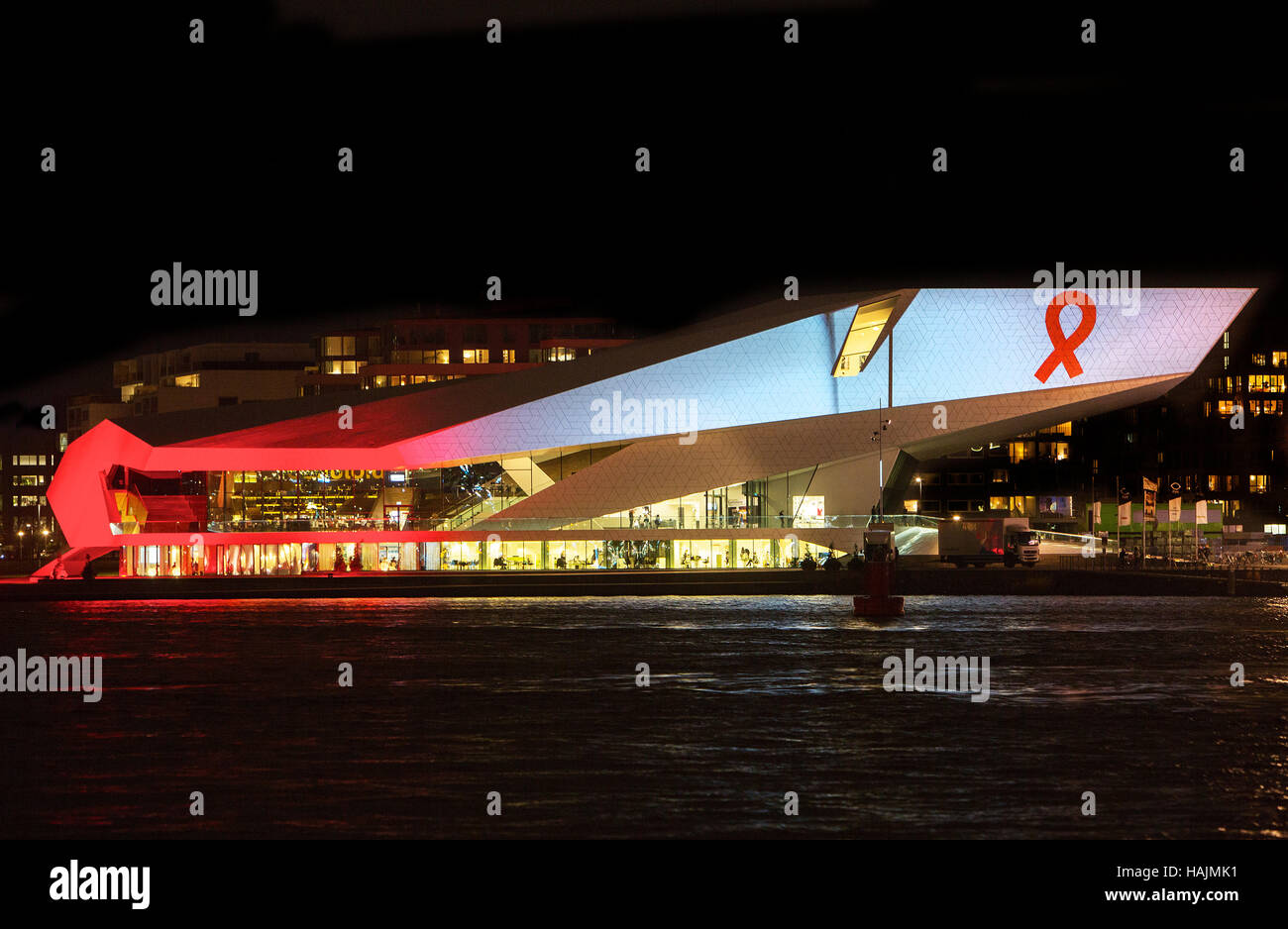 Red Ribbon Projektion auf Auge-Museum in Amsterdam am Welt aids Tag 2016 Stockfoto