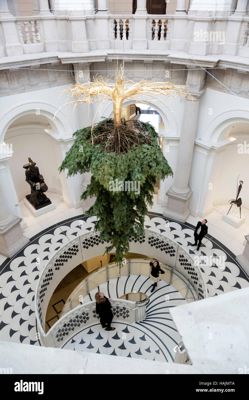 London, UK. 1. Dezember 2016. Tate Britain präsentiert einen Weihnachtsbaum von Künstler Shirazeh Houshiary kopfüber hängend über die Wendeltreppe in der Rotunde heute. Die Kommission ist eine Interpretation des Werkes, die Houshiary für Tate vor zwanzig Jahren erstellt. Stockfoto