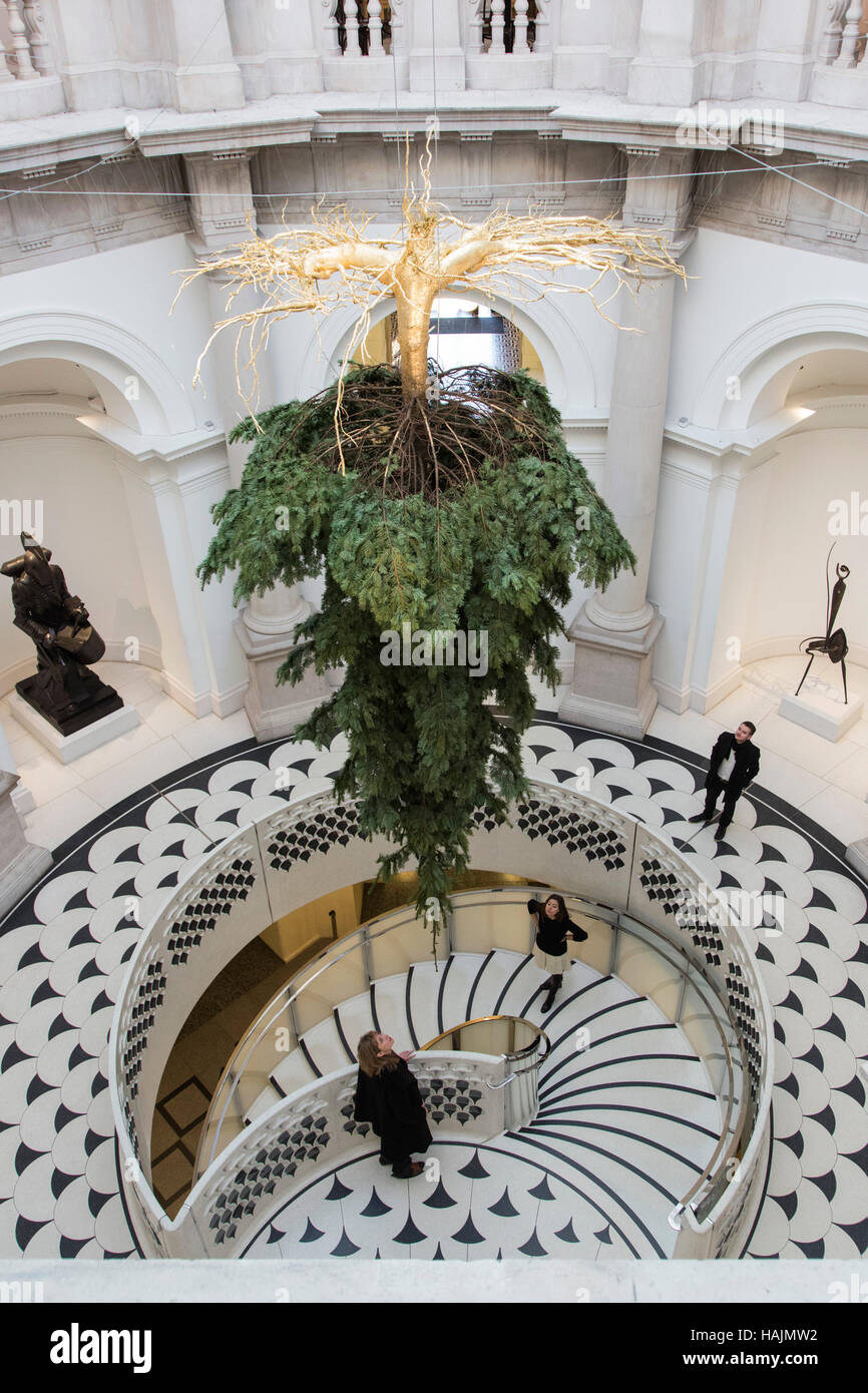 London, UK. 1. Dezember 2016. Tate Britain präsentiert einen Weihnachtsbaum von Künstler Shirazeh Houshiary kopfüber hängend über die Wendeltreppe in der Rotunde heute. Die Kommission ist eine Interpretation des Werkes, die Houshiary für Tate vor zwanzig Jahren erstellt. Stockfoto