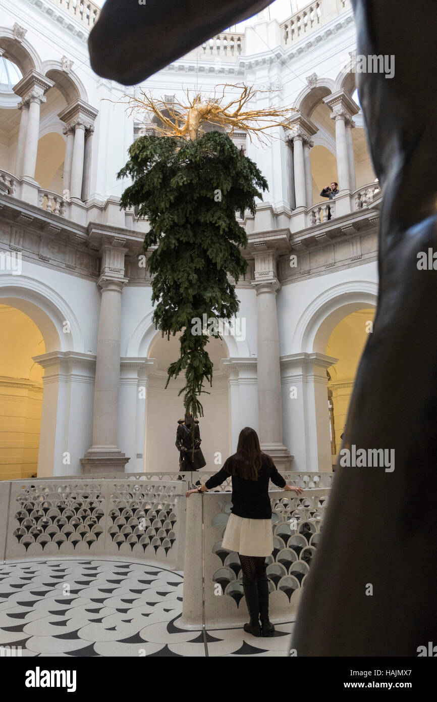 London, UK. 1. Dezember 2016. Tate Britain präsentiert einen Weihnachtsbaum von Künstler Shirazeh Houshiary kopfüber hängend über die Wendeltreppe in der Rotunde heute. Die Kommission ist eine Interpretation des Werkes, die Houshiary für Tate vor zwanzig Jahren erstellt. Stockfoto