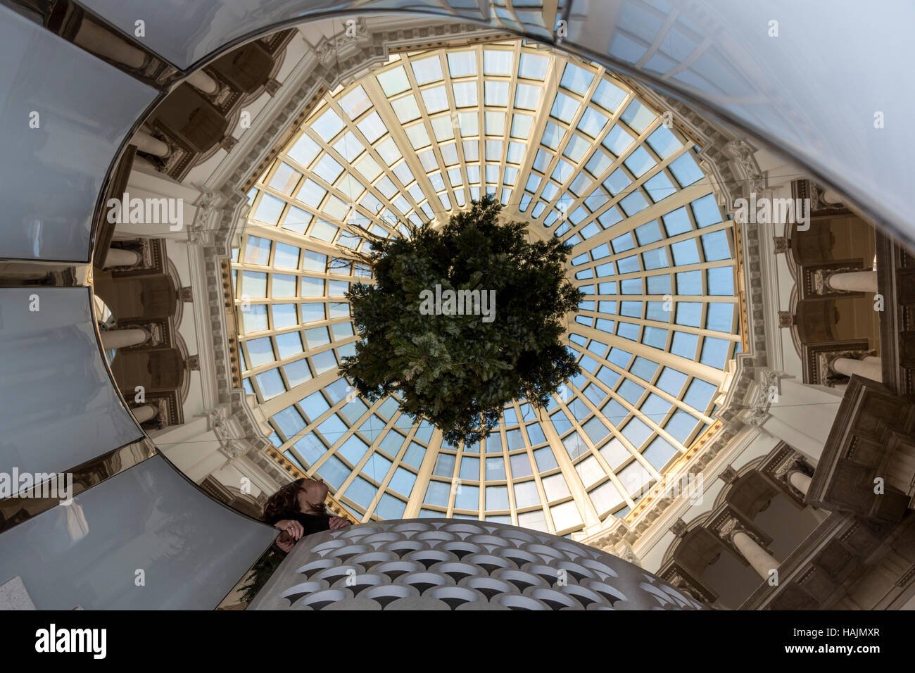 London, UK. 1. Dezember 2016. Tate Britain präsentiert einen Weihnachtsbaum von Künstler Shirazeh Houshiary kopfüber hängend über die Wendeltreppe in der Rotunde heute. Die Kommission ist eine Interpretation des Werkes, die Houshiary für Tate vor zwanzig Jahren erstellt. Stockfoto