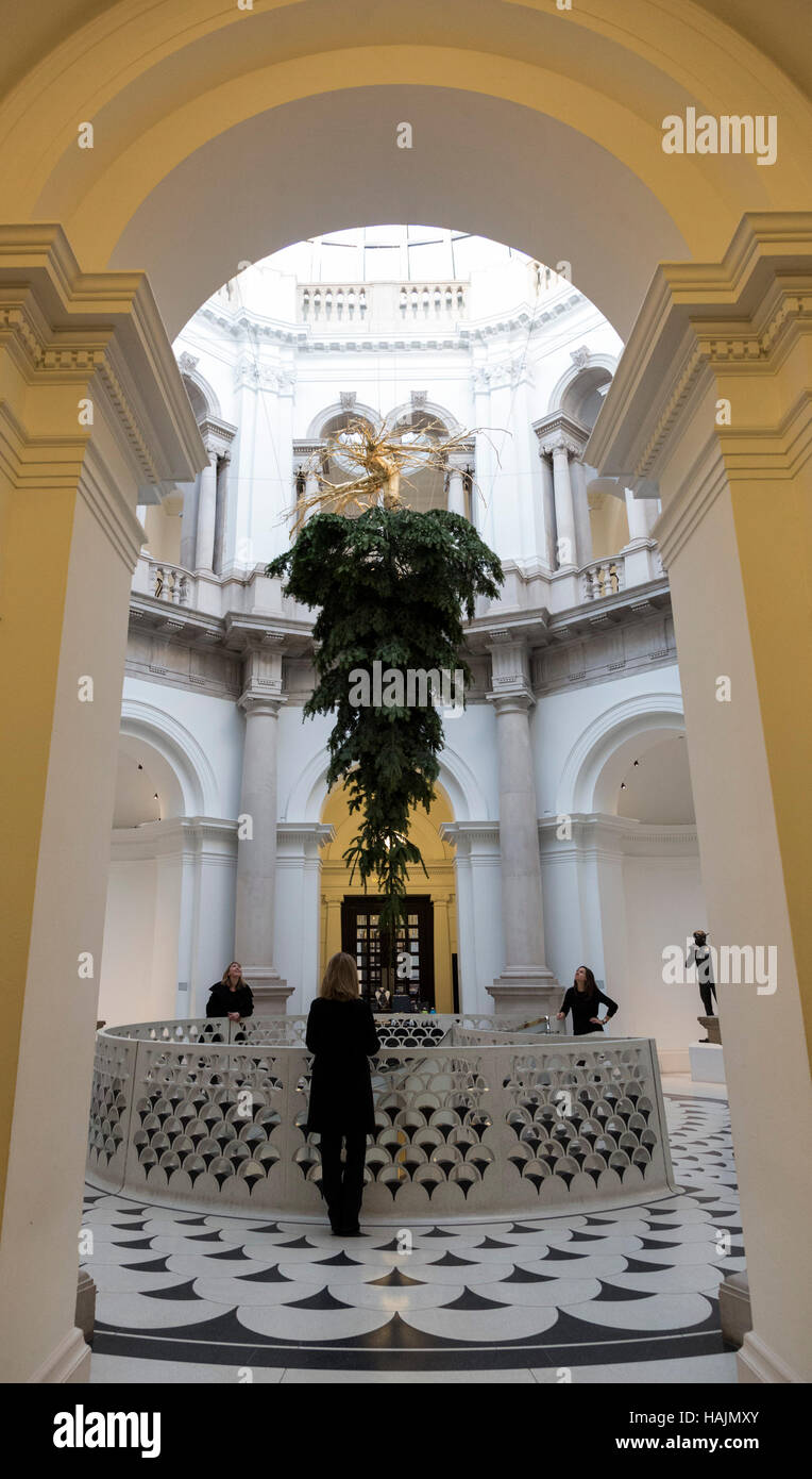 London, UK. 1. Dezember 2016. Tate Britain präsentiert einen Weihnachtsbaum von Künstler Shirazeh Houshiary kopfüber hängend über die Wendeltreppe in der Rotunde heute. Die Kommission ist eine Interpretation des Werkes, die Houshiary für Tate vor zwanzig Jahren erstellt. Stockfoto