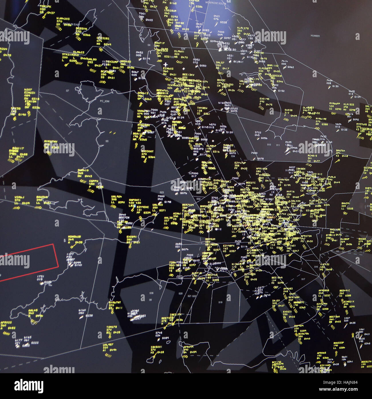 Embargo, 0001 Freitag Dezember 2 A Radarbildschirm zeigt alle Flugzeuge fliegen über England und Wales bei NATS in Swanwick, das ist die Heimat der London Area Control Centre (LACC) und London Terminal Control Centre, wie Flugpassagiere Verspätungen von bis zu 20 Minuten auf jedem Flug leiden könnte, es sei denn, Luftraum der Leiter des britischen National Air Traffic Control Service (Nats) Martin Rolfe hat davor gewarnt modernisiert ist,. Stockfoto