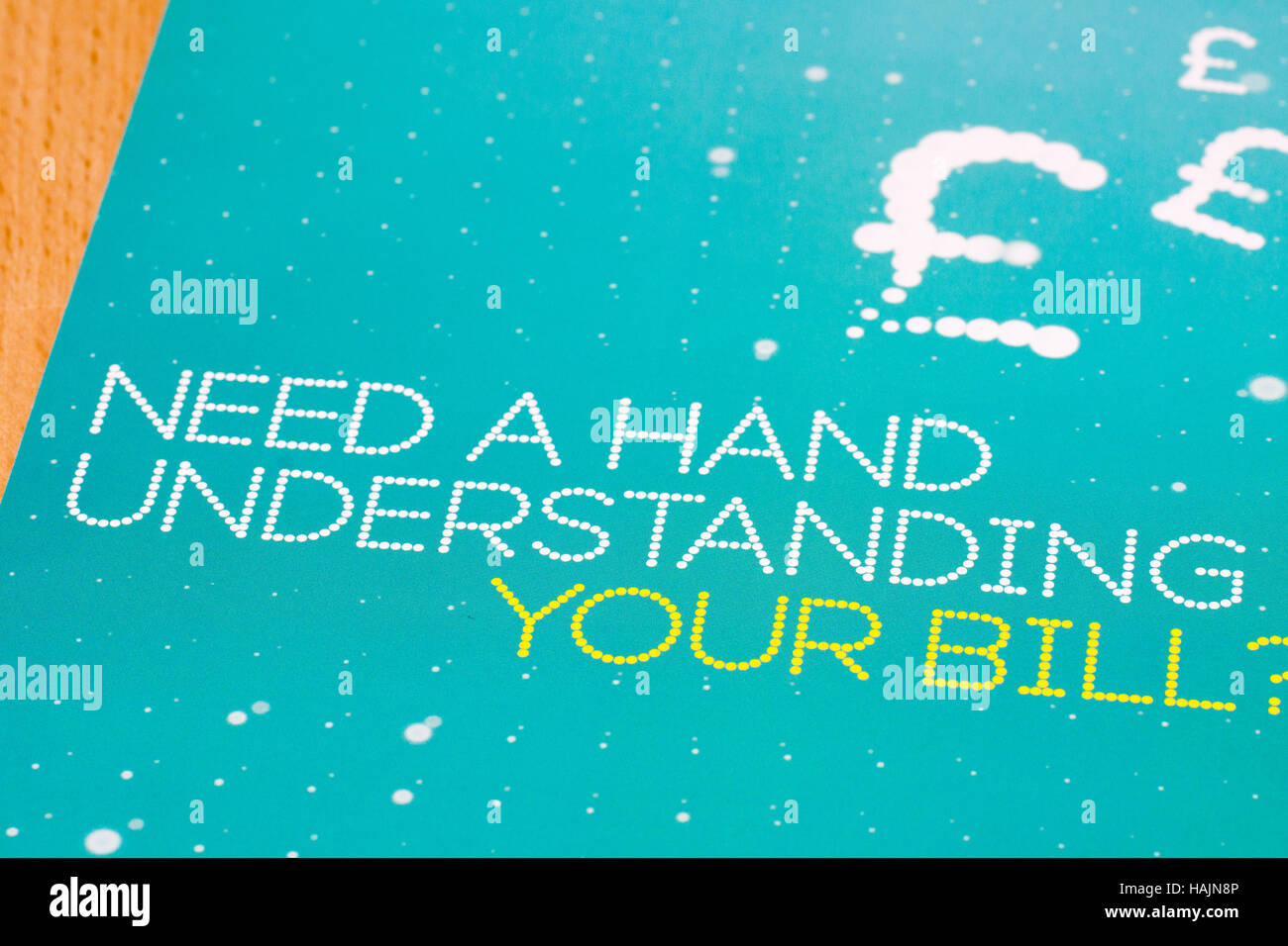Eine Hand, die das Verständnis Ihrer Rechnung brauchen EE Telefon Prospekt Stockfoto