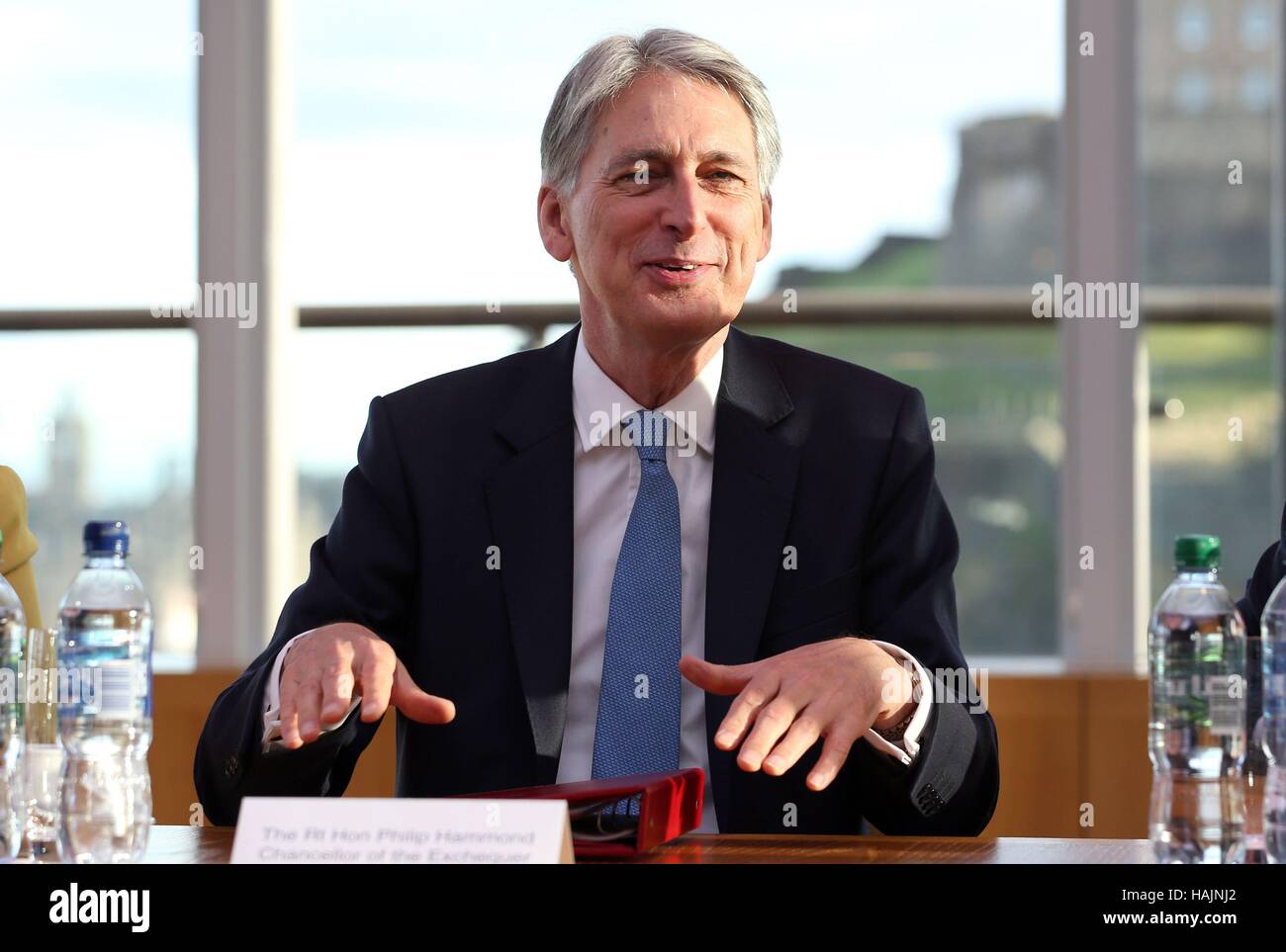 Bundeskanzler Philip Hammond bei einem Besuch im Standard Life House, Edinburgh, eine Woche nach seiner Herbsterklärung, die zusätzliche £800 Millionen an Mitteln für die schottische Regierung beinhaltete. Stockfoto