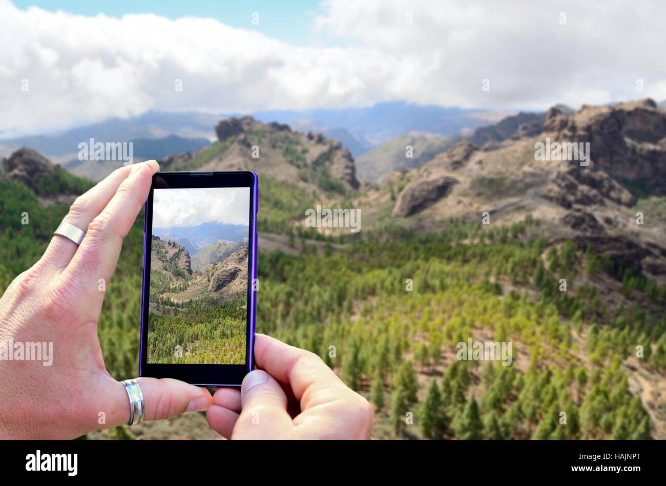 Blick auf dem Handy-Display während der Aufnahme eines Bildes der Berge in Gran Canaria. Das Mobiltelefon in Händen hält und ein Foto. Konzentriert Stockfoto