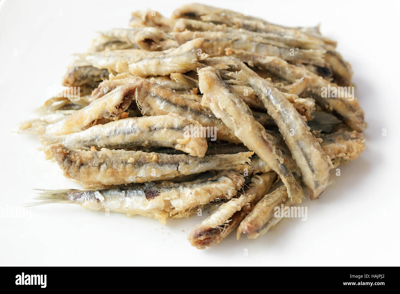 Gericht gekocht und fertig Sardellen paniert und in Öl gebraten. Italienische kulinarische Spezialitäten. Stockfoto