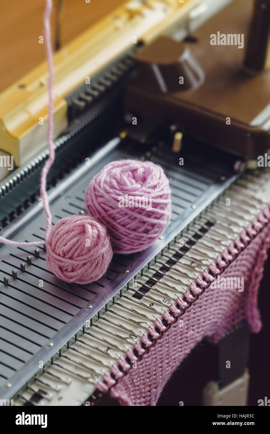 Hand-Strickmaschine. Eine Strickmaschine ist ein Gerät zur Erstellung von Gewirke in einem halb- oder vollautomatischen Mode. Stockfoto