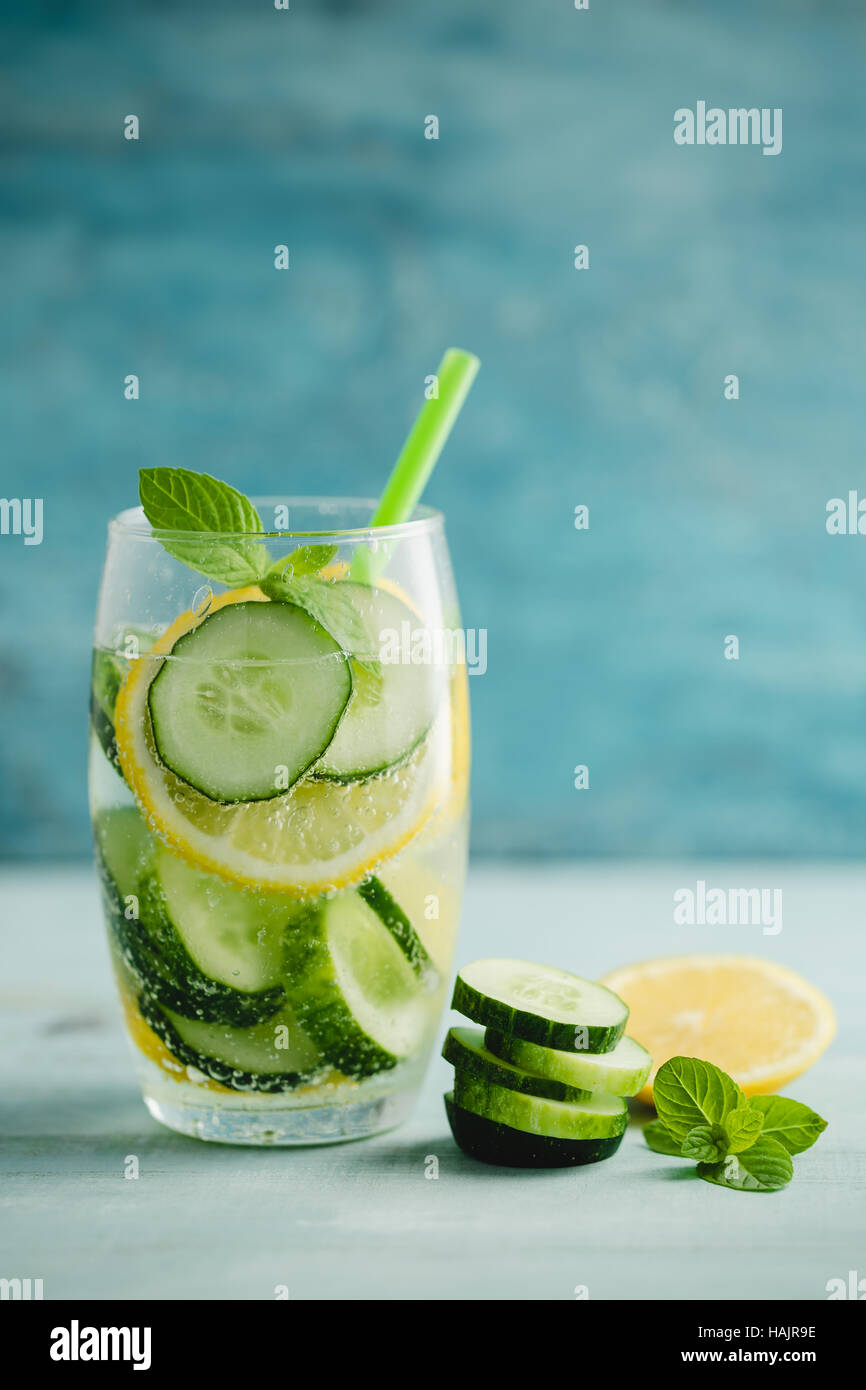 Gurke, Zitrone und Minze infundiert Wasser. Detox Wasser, Früchten aromatisiertes Wasser, oder Obst infundiert Wasser. Stockfoto