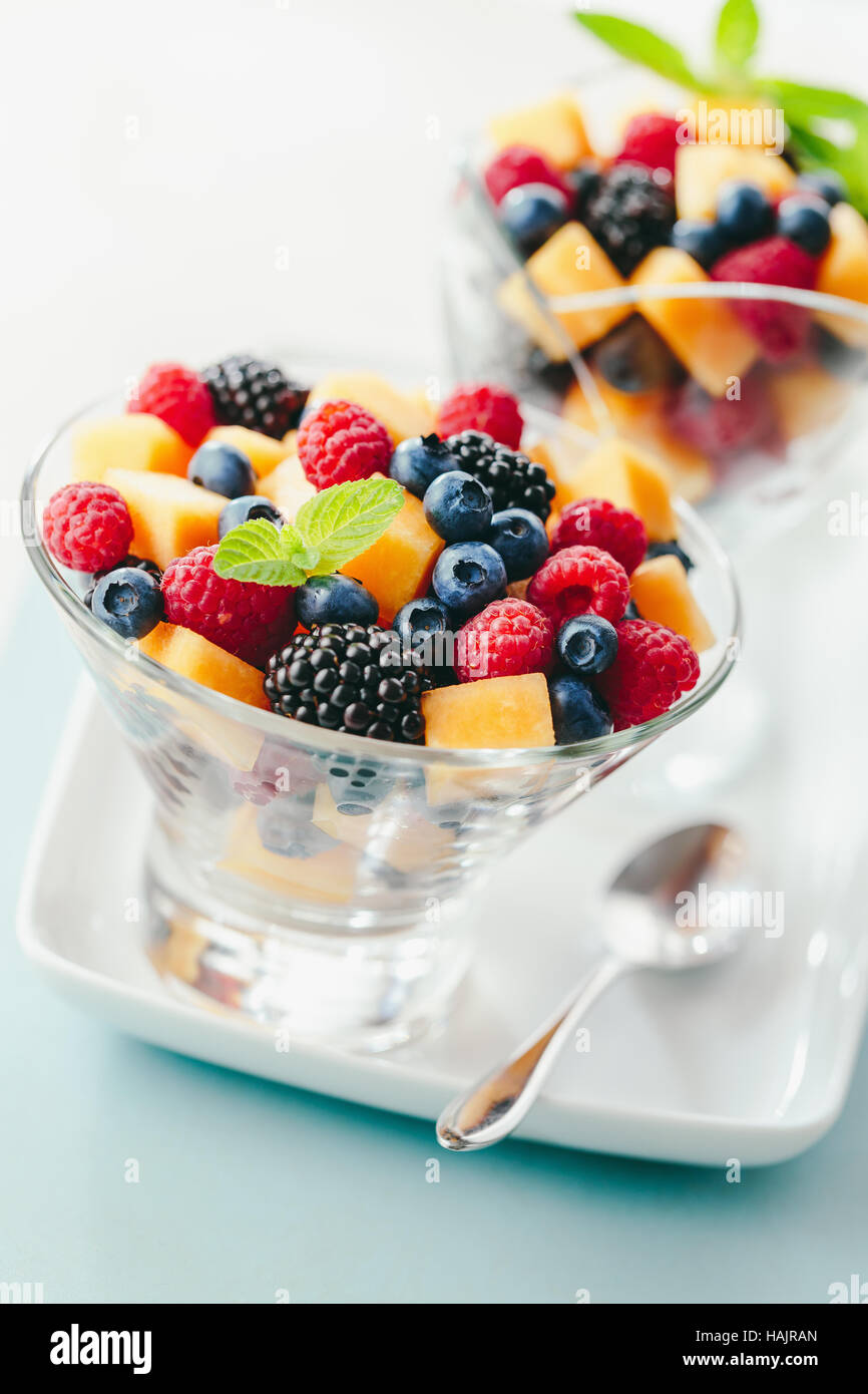 Gemischter Obstsalat in Schüssel Stockfoto