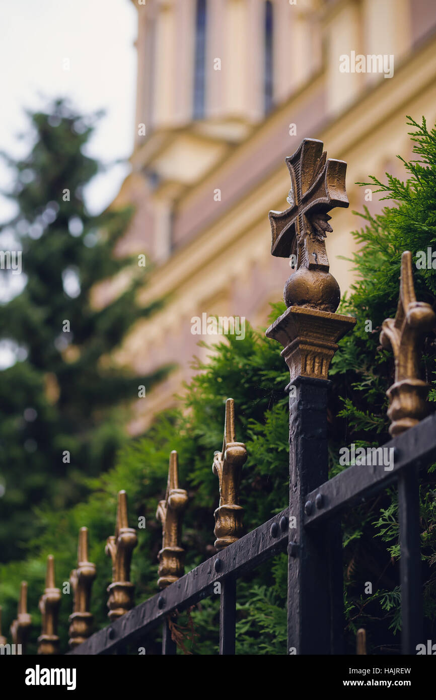 Alten schmiedeeisernen Zaun in einem Kirchhof Stockfoto